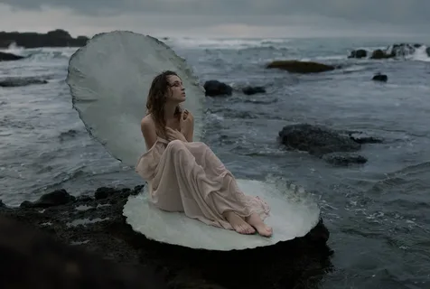 تصویرچگونه شخصیت آفرودیت باشیم آفرودیت به عنوان زیباترین الهه شناخته میشد. به پوست، مو و اندام خود رسیدگی کنید و لباسهایی بپوشید که در آنها زیبا و جذاب به نظر برسید.